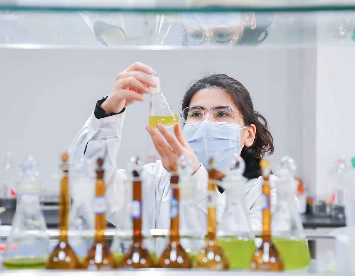 Research Center Aids in Development of Uygur Medicines