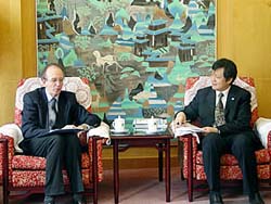 Prof. LI Jinghai holds talks with CNRS officials