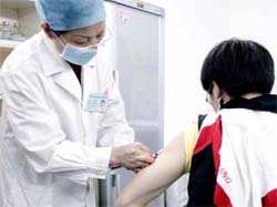A national strategy for the HIV vaccine research and development should be formulated as soon as possible so as to ensure a sound progress in this field, says a report by the Academic Divisions of CAS, the top national advisory body in science and technology.