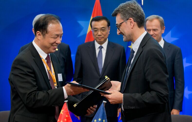 GUO Huadong and Vladimír ？ucha sign the agreement.jpg