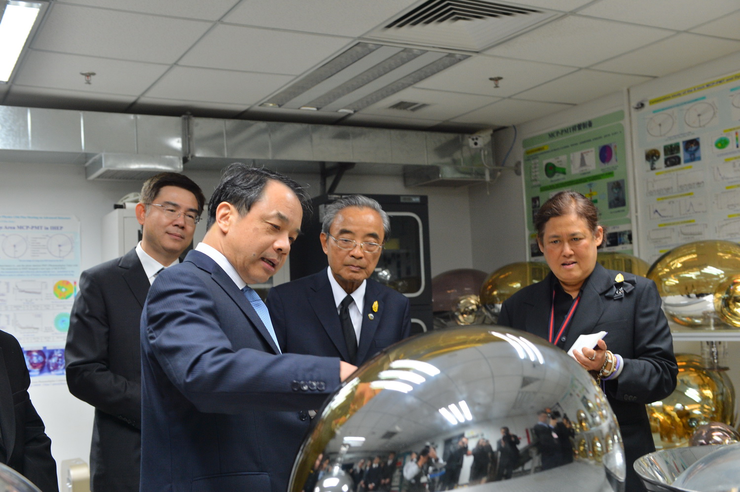 Her Royal Highness Princess Maha Chakri Sirindhorn (right) visited the PMT lab