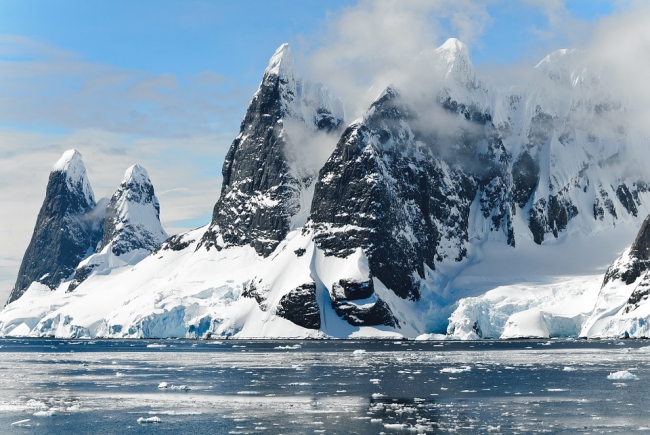 Antarctic mountains.jpg