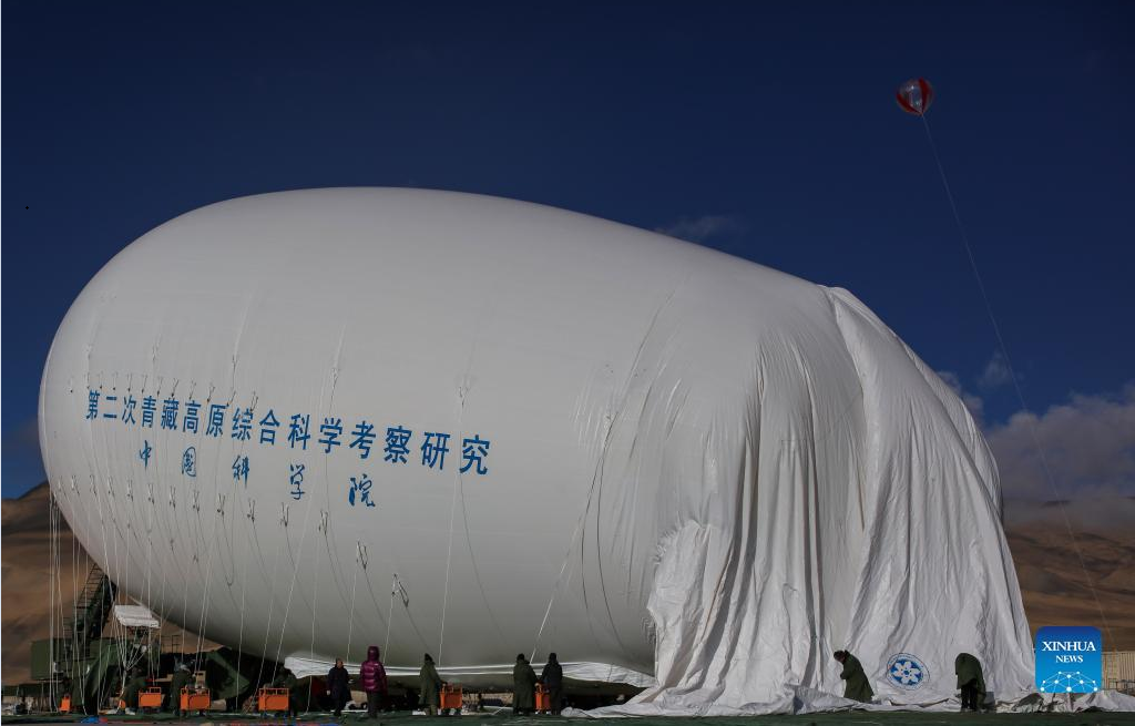 Floating airship "Jimu No.1" type III is being inflated in Zhaxizom Township of Tingri County, southwest China's Tibet Autonomous Region, May 12, 2022.