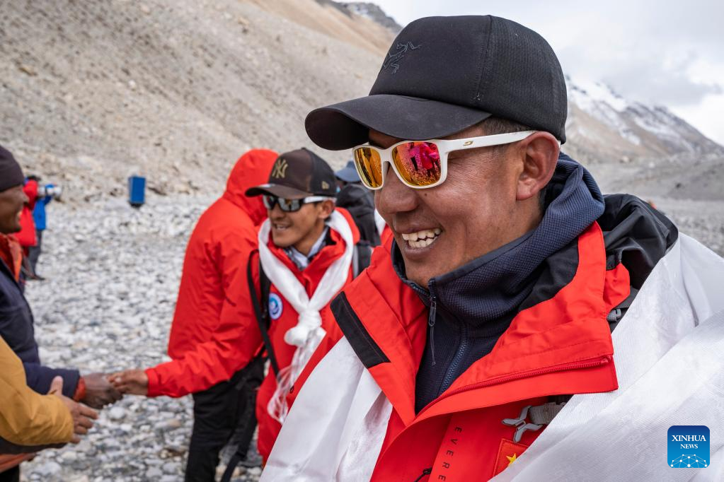 Chinese Scientific Expedition Team Returns Safely to Mount Qomolangma Base Camp