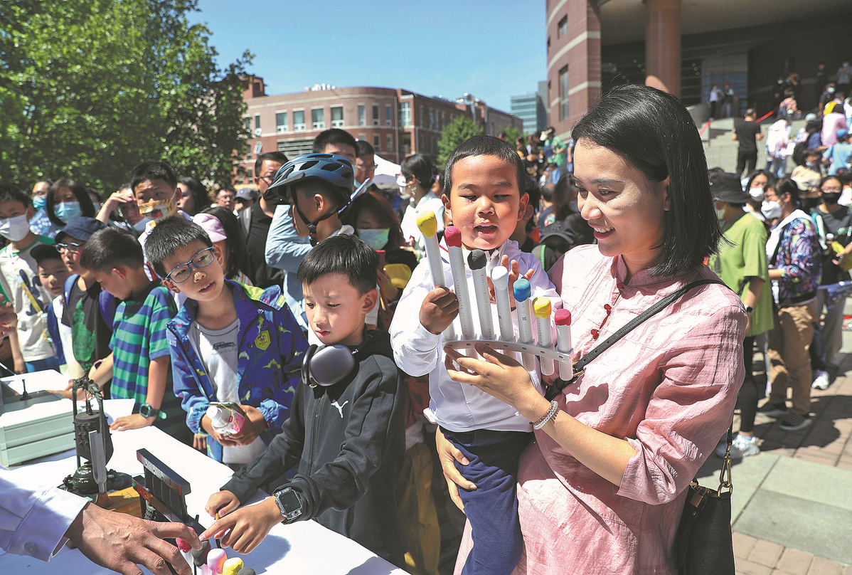 Public Science Day Thrills Enthusiasts
