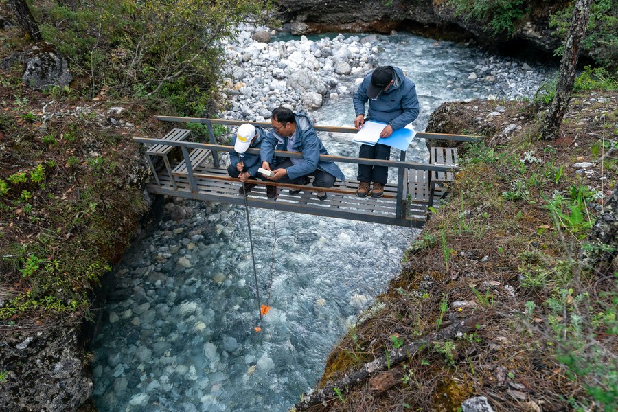 Researchers on Yulong Snow Mountain in SW China's Yunnan