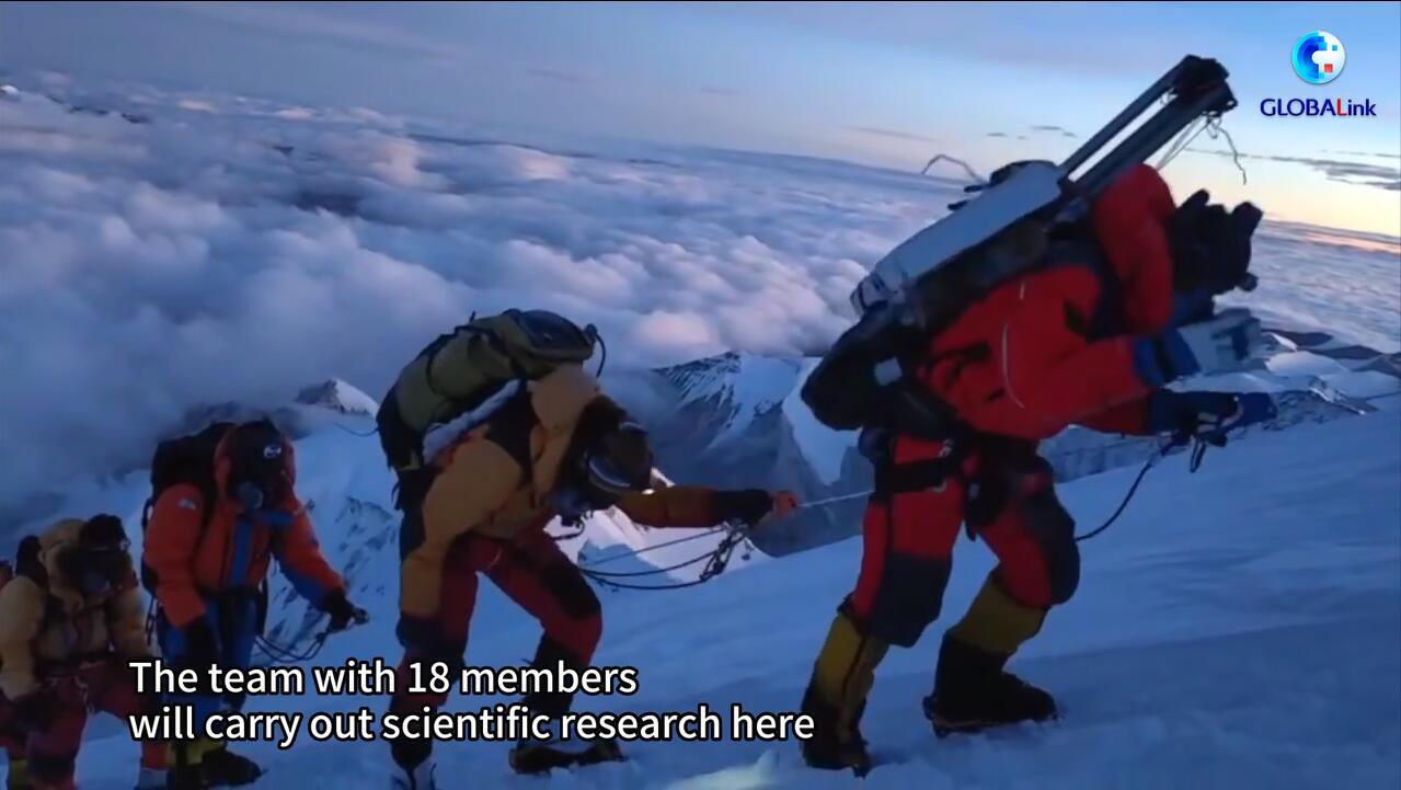 Chinese Expedition Team Reaches Mt. Cho Oyu Summit for Scientific Research