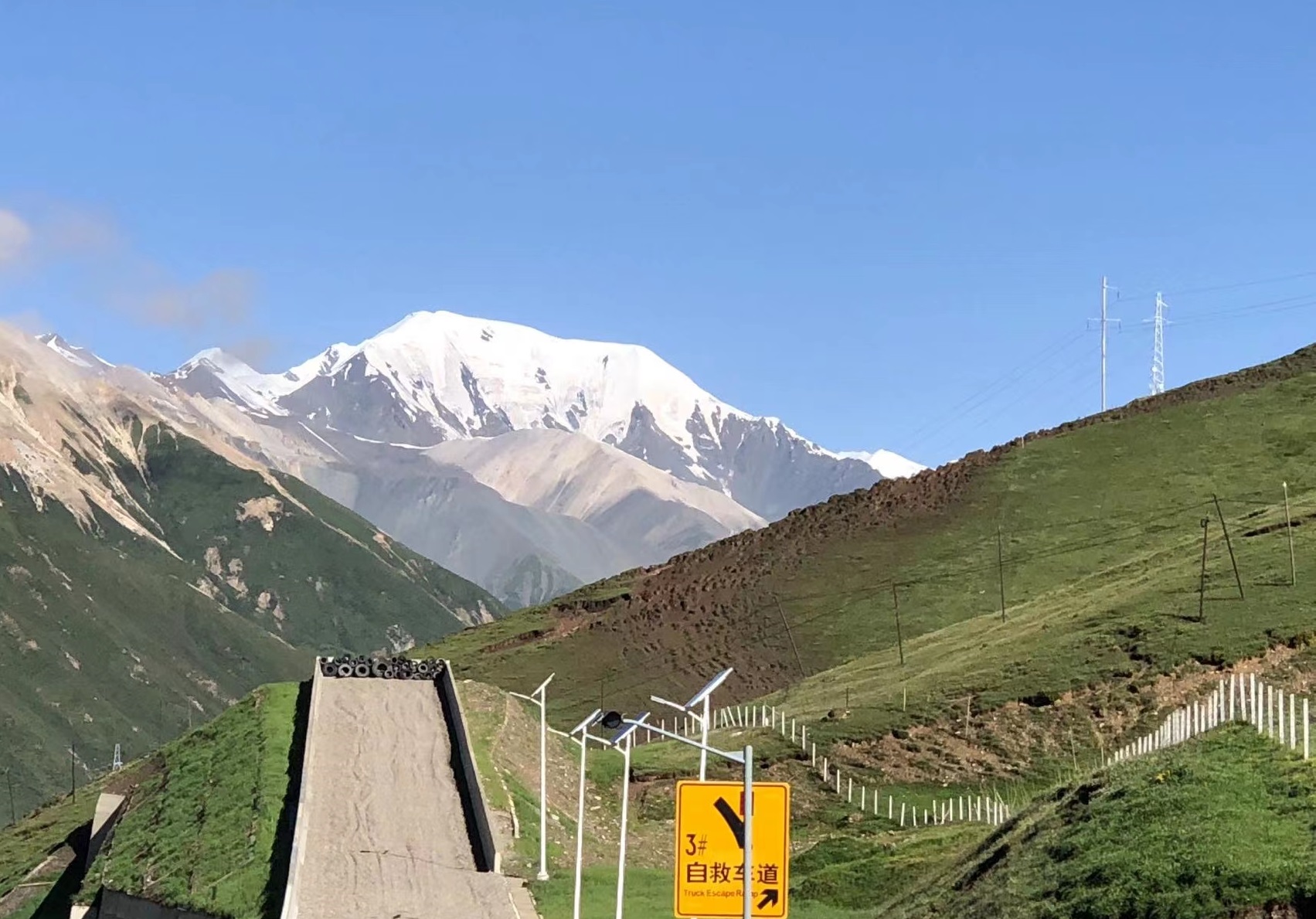 Sympatric or Micro-allopatric Speciation in Glacial Lake? Genomic Islands Support Neither