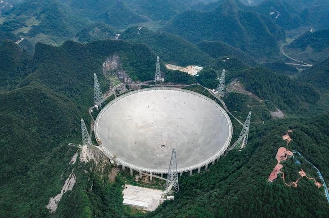 Scientist Earns Prestigious Physics Award for Pioneering Work with China's FAST Telescope