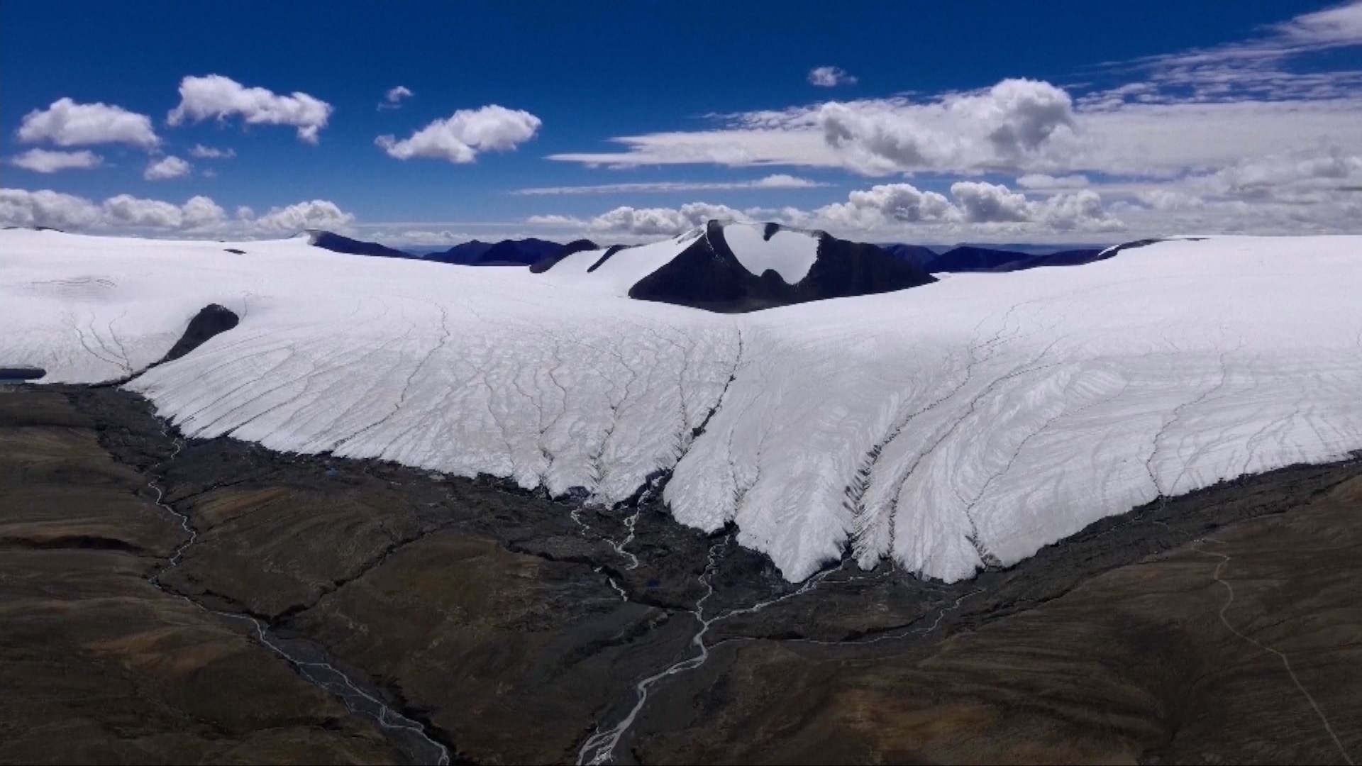 Scientists Obtain Critical Ice Cores during Expedition in Qinghai-Xizang Plateau