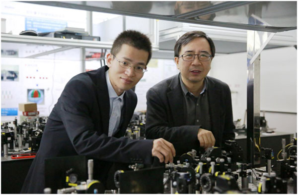 说明: Pan Jianwei(right) and Lu Chaoyang conductresearch at the University's National Synchrotron Radiation Laboratory. Provided to China Daily