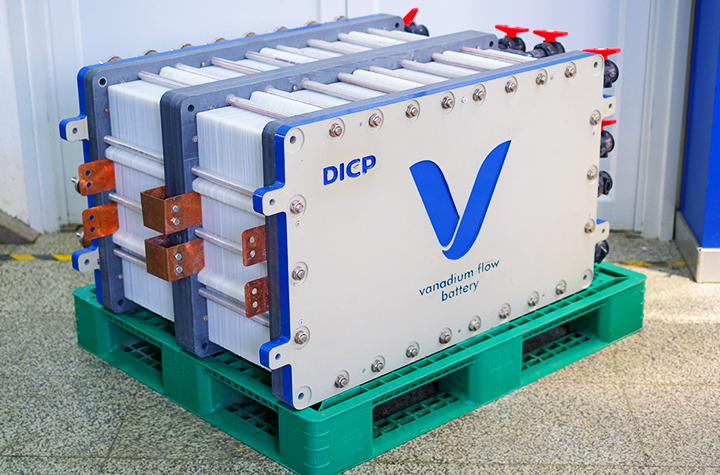 70 kW-level vanadium flow battery stack and its charge/discharge profile (Image by XING Feng)