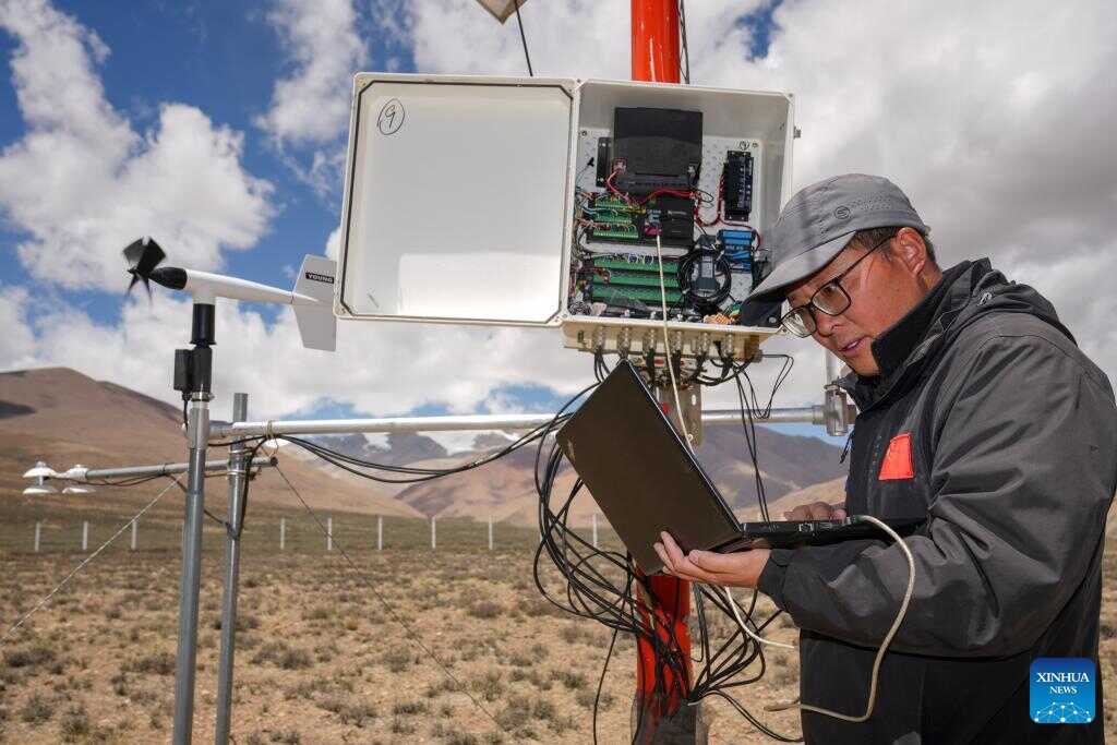 Station Monitoring Chief Devoted to Scientific Research in Mount Qomolangma Region