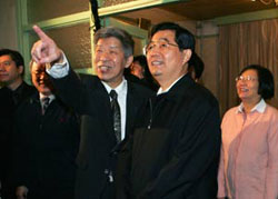 President Hu Jintao (2nd R) visits renowned mathematician Yang Le (3rd L) in Beijing, Dec. 24, 2004. (Xinhua Photo/Wang Yan)