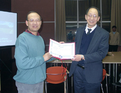 Nobel Prize laureate Daniel C. Tsui, professor of Princeton University, received an honorary title of chair professor at the CAS Institute of Physics during his trip to the institute on Nov.17 in Beijing. The Nobelist also agreed to set up a chair for which he will invite one first-class scientist to make a short visit at the institute each year.