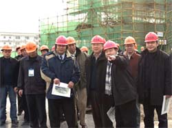 On Dec. 20, CAS President LU Yongxiang made an inspection tour of the construction site of the Shanghai Synchrotron Radiation Facility in the southwest suburb of Shanghai.