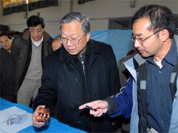 CAS President LU Yongxiang listened to reports on the roles of the accelerator driven subcritical system in nuclear waste disposal and a conception on nuclear hydrogen production during his visit to the CAS Institute of High Energy Physics on 12 December in Beijing.