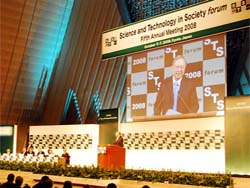 CAS President LU Yongxiang delivers a talk on the future development of science and technology at the opening session of the fifth annual meeting of the Science and Technology in Society (STS) Forum held from 5 to 7 October in Kyoto.